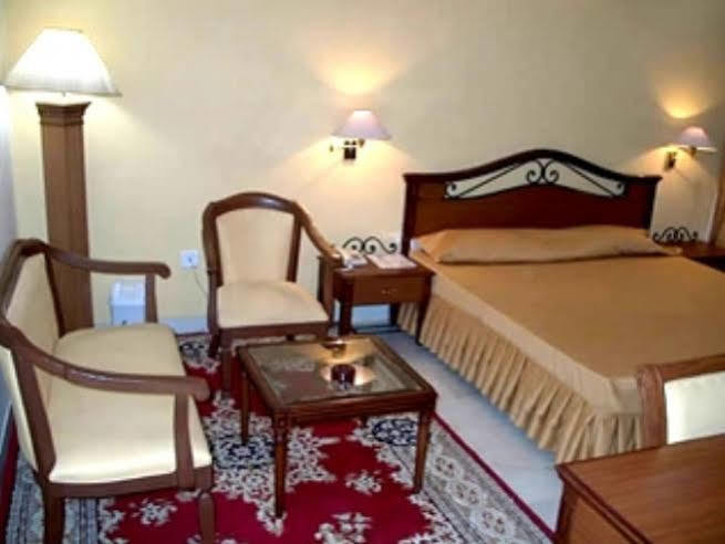 Treebo Trend Corporate Inn Chandīgarh Buitenkant foto